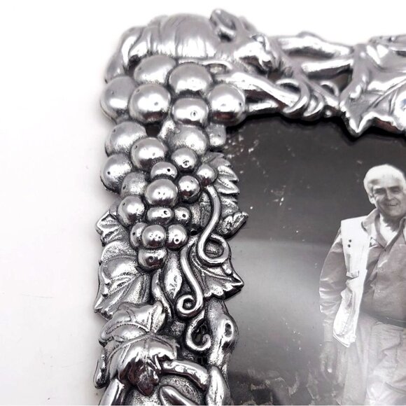 Arthur Court 5x7 Silvertone Photo Frame Harvest Grape Bunny Aluminum 1998 - Picture 7 of 8